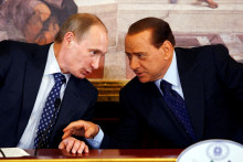 Silvio Berlusconi rokuje s Vladimirom Putinom. FOTO: Reuters