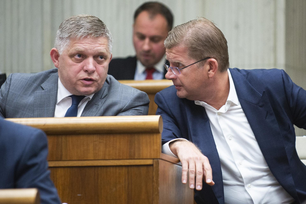 Robert Fico a jeho bývalý stranícky kolega Peter Žiga. FOTO: TASR/Jakub Kotian