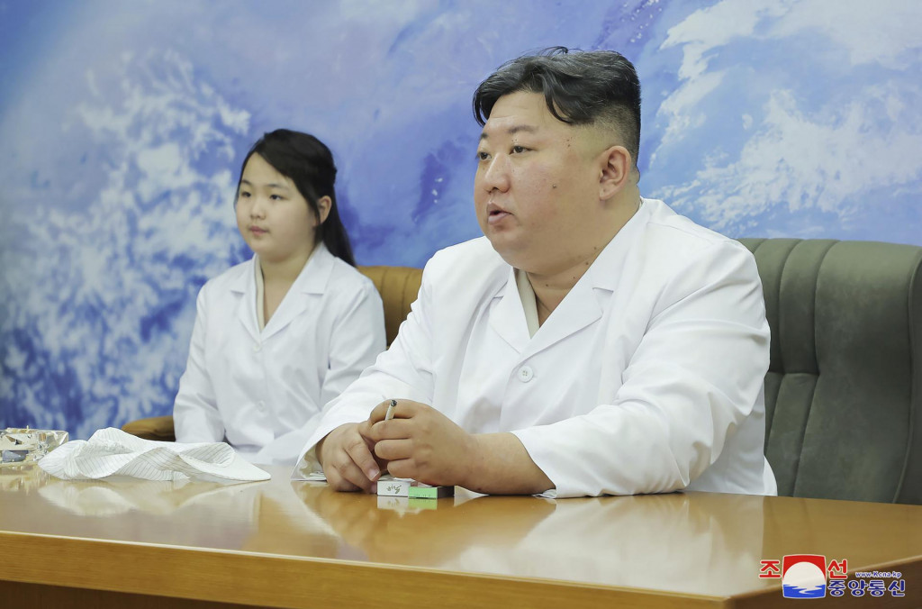 Severokórejský vodca Kim Čong-un a jeho dcéra. FOTO: TASR/AP