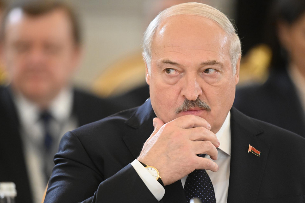 Bieloruský prezident Alexander Lukašenko gestikuluje počas plenárneho zasadnutia Eurázijského ekonomického fóra v Moskve v stredu 24. mája 2023. FOTO: TASR/AP