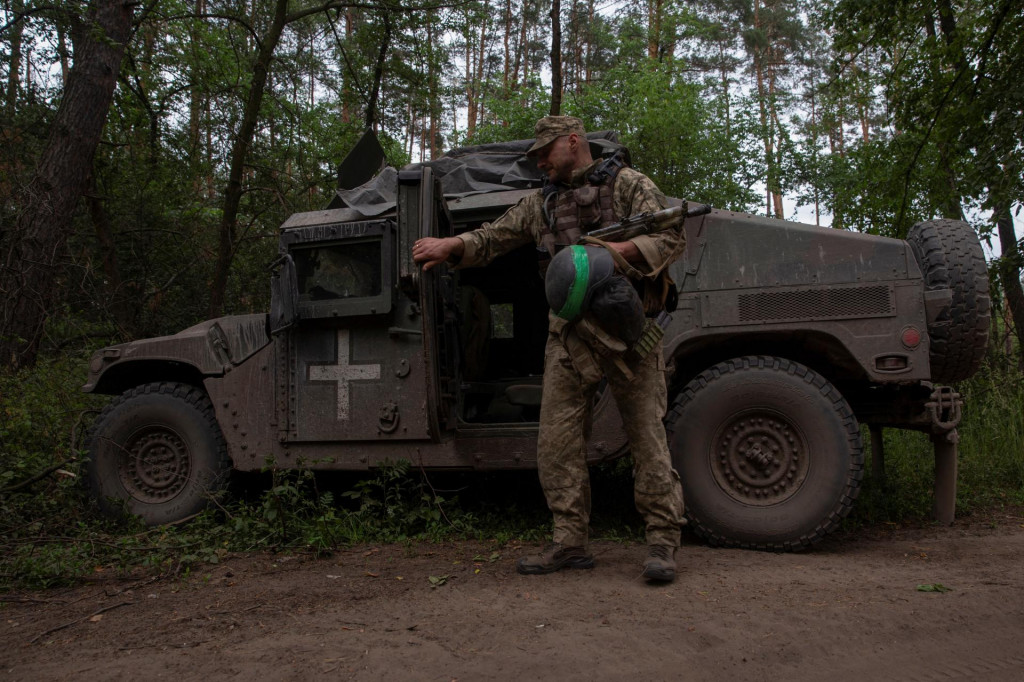 Ukrajinský vojak stojí vedľa vozidla HMMWV (Humvee)  v Doneckej oblasti na Ukrajine. FOTO: Reuters