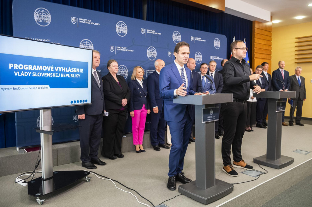 Na sn&iacute;mke prv&yacute; zľava predseda vl&aacute;dy Ľudov&iacute;t &Oacute;dor počas tlačovej konferencie po rokovan&iacute; vl&aacute;dy o programovom vyhl&aacute;sen&iacute; vl&aacute;dy v Bratislave. FOTO: TASR/J. Nov&aacute;k