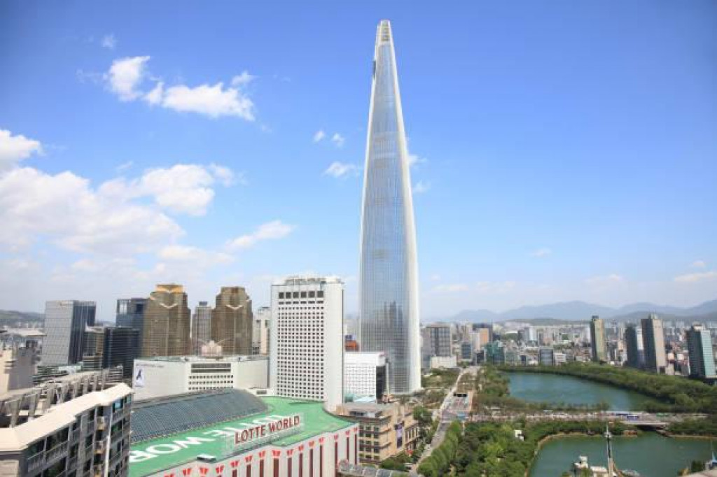 Mrakodrap Lotte World Tower v juhokórejskom Soule. FOTO: Reuters