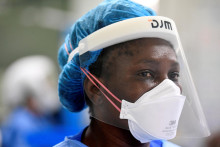 Zdravotná sestra pracuje na oddelení COVID-19 Univerzitnej nemocnice v Milton Keynes, Británia. FOTO: Reuters