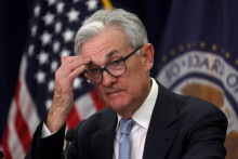 Šéfovi amerického Fedu Jeromovi Powellovi zmiernenie americkej inflácie ťažkú hlavu nerobí. FOTO: REUTERS