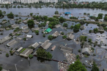 Letecký pohľad na zaplavenú oblasť po pretrhnutí priehrady Nova Kakhovka v Chersone na Ukrajine. FOTO: Reuters