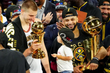 Opory majstra. Nikola Jokič (vľavo) s cenou MVP, Jamal Murray s tímovou trofejou pre víťazov NBA. FOTO: TASR/AP