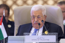 Palestínsky prezident Mahmúd Abbás počúva počas summitu arabských štátov v Džidd. FOTO: TASR/AP