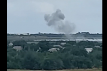 Snímok z videa, ktoré zachytáva výbuch železničného mosta v meste Jakymivka. FOTO: TWITTER