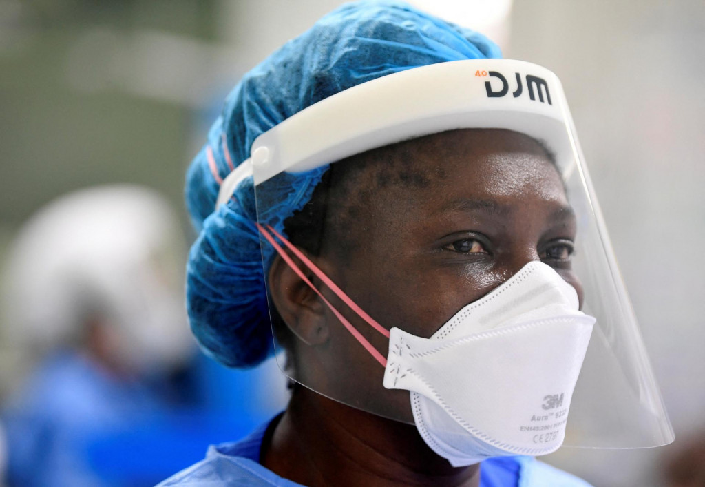 Zdravotná sestra pracuje na oddelení COVID-19 Univerzitnej nemocnice v Milton Keynes, Británia. FOTO: Reuters