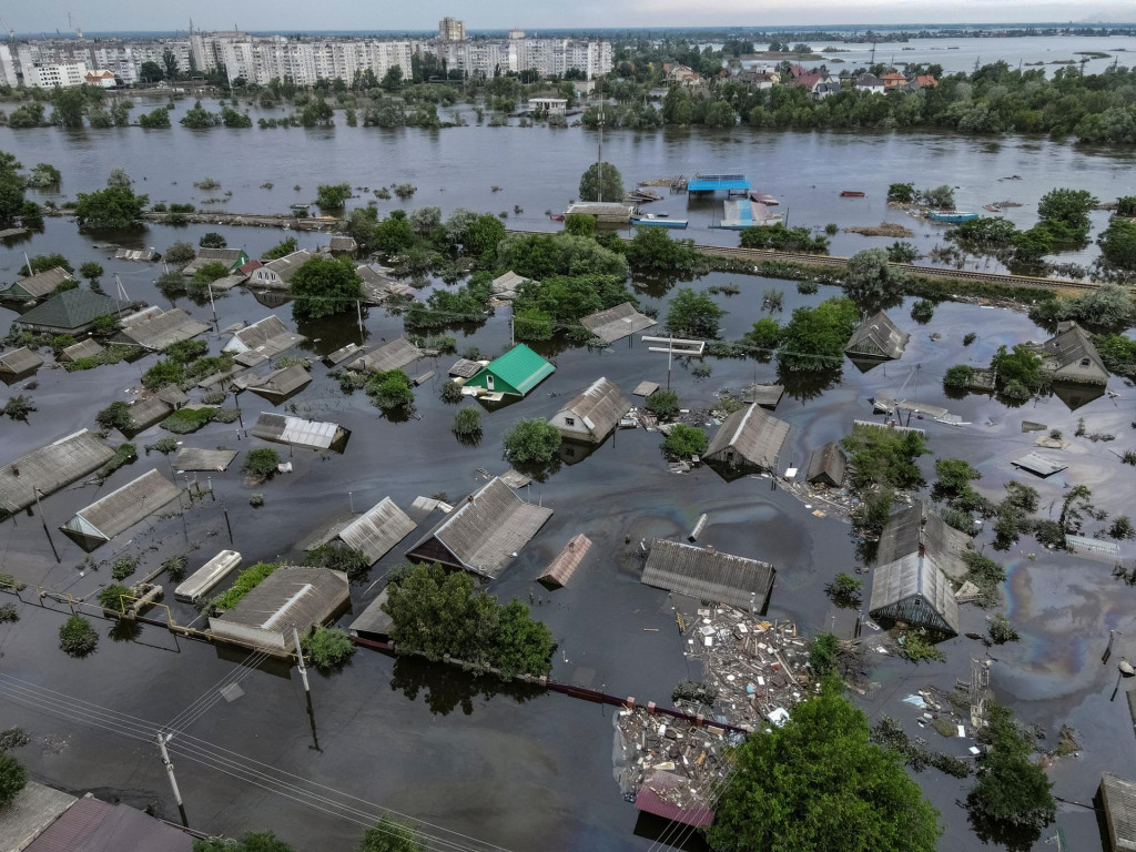 Letecký pohľad na zaplavenú oblasť po pretrhnutí priehrady Nova Kakhovka v Chersone na Ukrajine. FOTO: Reuters
