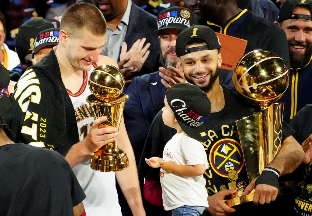 Opory majstra. Nikola Jokič (vľavo) s cenou MVP, Jamal Murray s tímovou trofejou pre víťazov NBA. FOTO: TASR/AP