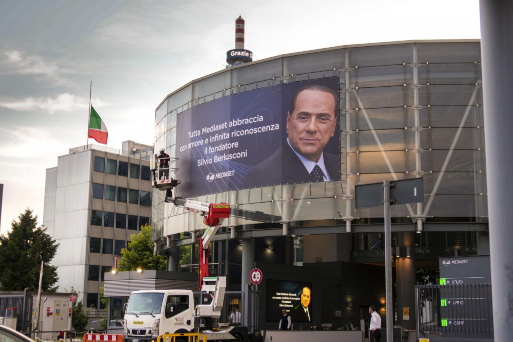 Gigantický ďakovný poster s portrétom zosnulého bývalého talianskeho premiéra Silvia Berlusconiho na budove mediálneho konglomerátu Mediaset v Miláne. FOTO: TASR/AP
