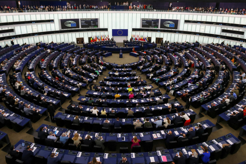 Členovia Európskeho parlamentu sedia v rokovacej sále počas plenárneho zasadnutia Európskeho parlamentu v Starsbourgu vo Francúzsku. FOTO: Reuters