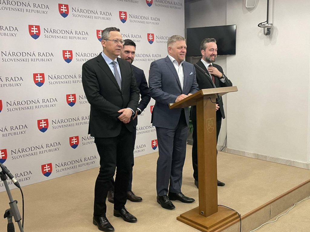 Predseda Smeru-SSD Robert Fico a podpredsedovia strany. FOTO: HN/Akos Cs&eacute;pl&ouml;