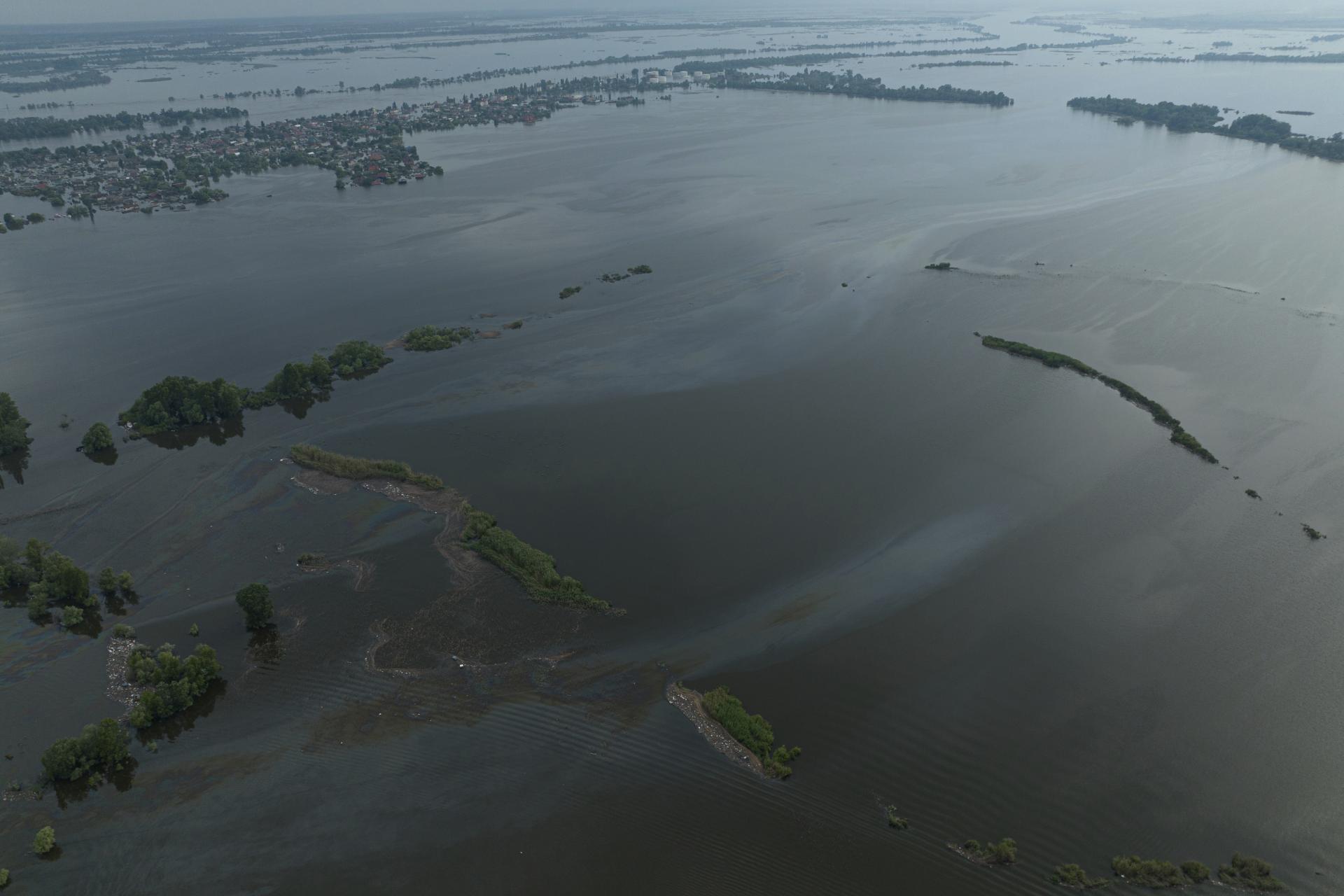 Na pravom brehu Dnepra je stále zaplavených na 3100 domov, uvádzajú ukrajinské úrady