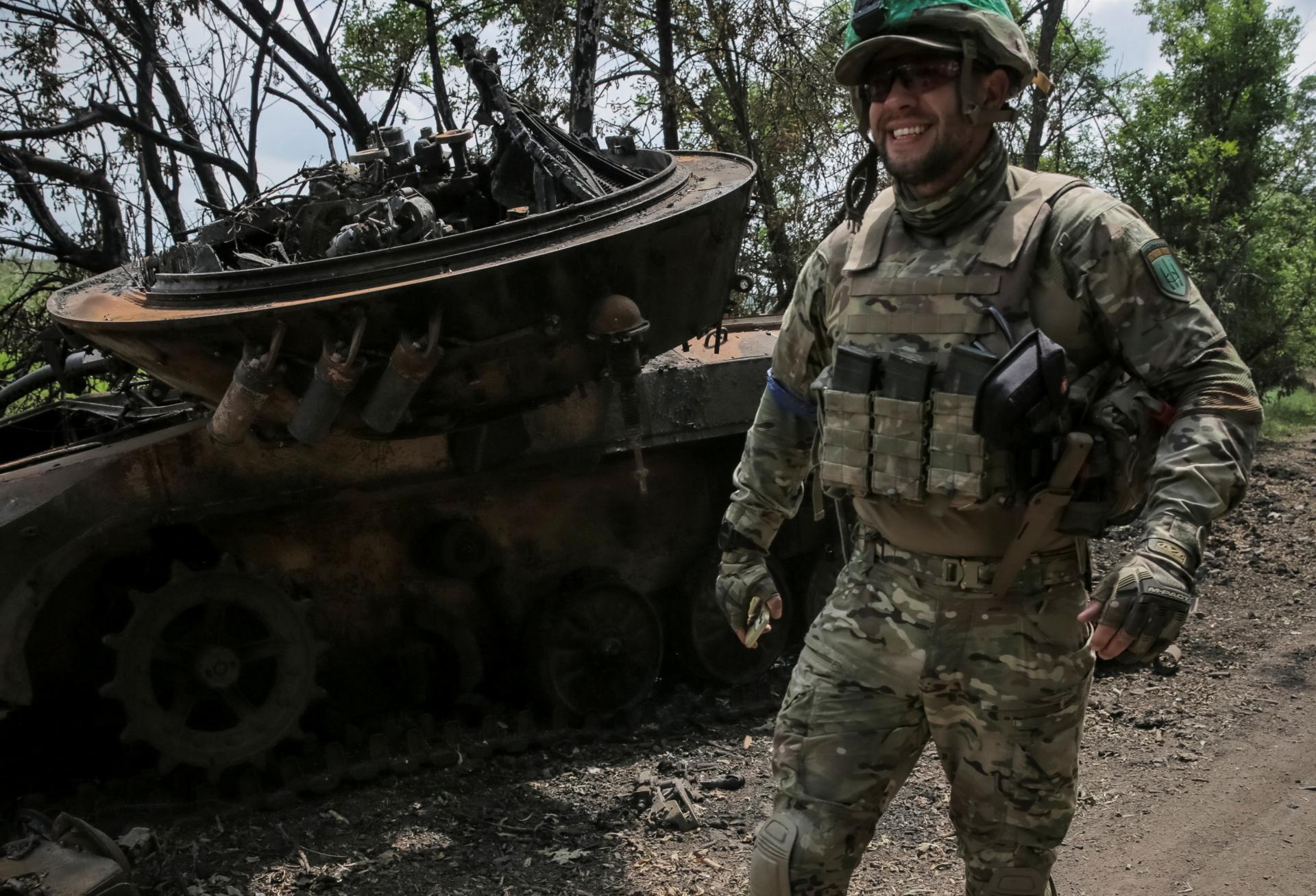 Cestu do oslobodenej ukrajinskej dediny lemujú mŕtvoly ruských vojakov a zhorené autá