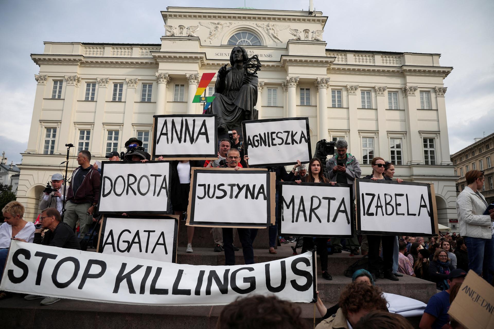 Tisícky ľudí protestovali v Poľsku proti prísnym interrupčným pravidlám, vinia ich z úmrtia ženy