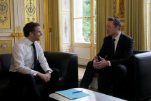 Elon Musk s francúzskym prezidentom Emmanuelom Macronom. FOTO: Reuters
