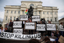 Ľudia sa zúčastňujú protestu po tom, čo tehotná žena zomrela v nemocnici. Aktivisti tvrdia, že je to chyba poľských zákonov o potratoch. FOTO: Reuters
