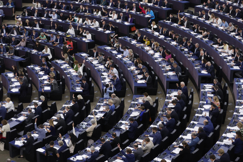 Poslanci hlasujú o Zákone o umelej inteligencii v Európskom parlamente v Štrasburgu. FOTO: TASR/AP