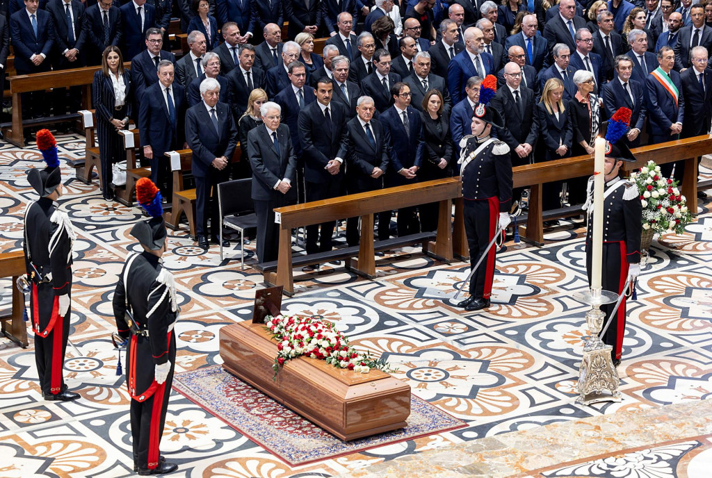 Taliansky prezident Sergio Mattarella stands stojí blízko rakvy počas štátneho pohrebu bývalého premiéra Silvia Berlusconiho. FOTO: REUTERS