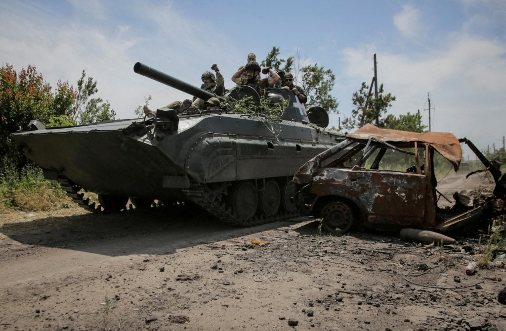 Ukrajinské sily v nedávno oslobodenej obci Neskučne. FOTO: Reuters