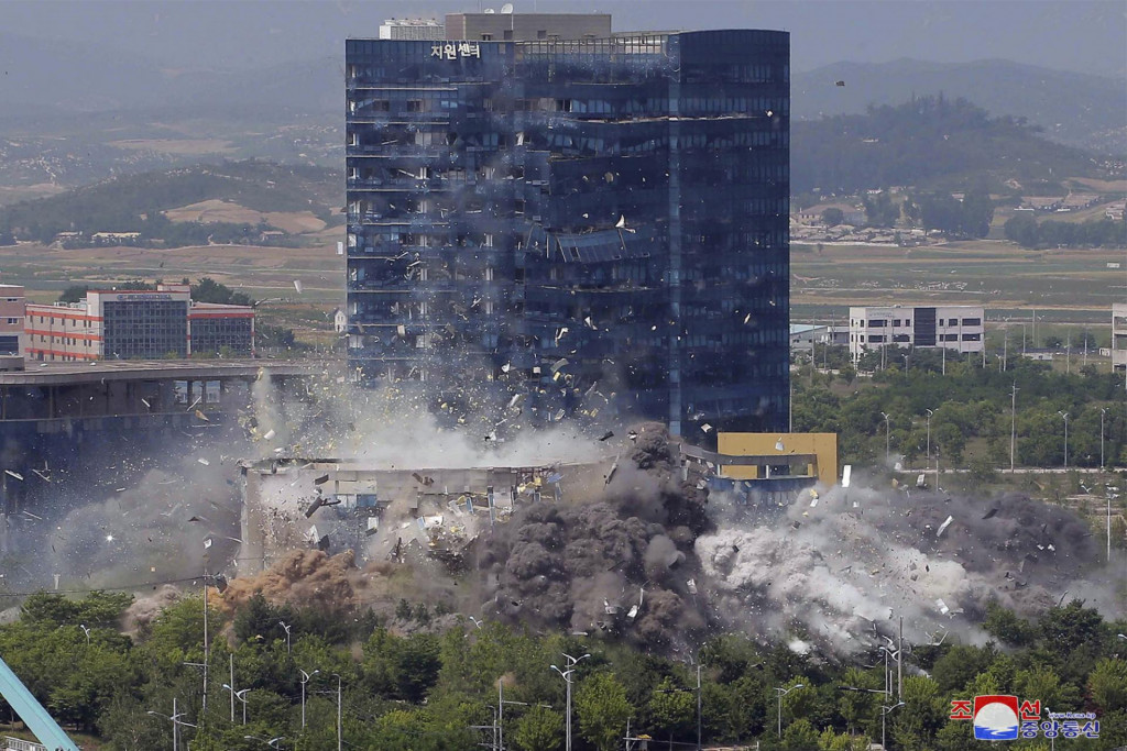 Demolácia styčného úradu v severokórejskom Kesongu. FOTO: TASR/AP