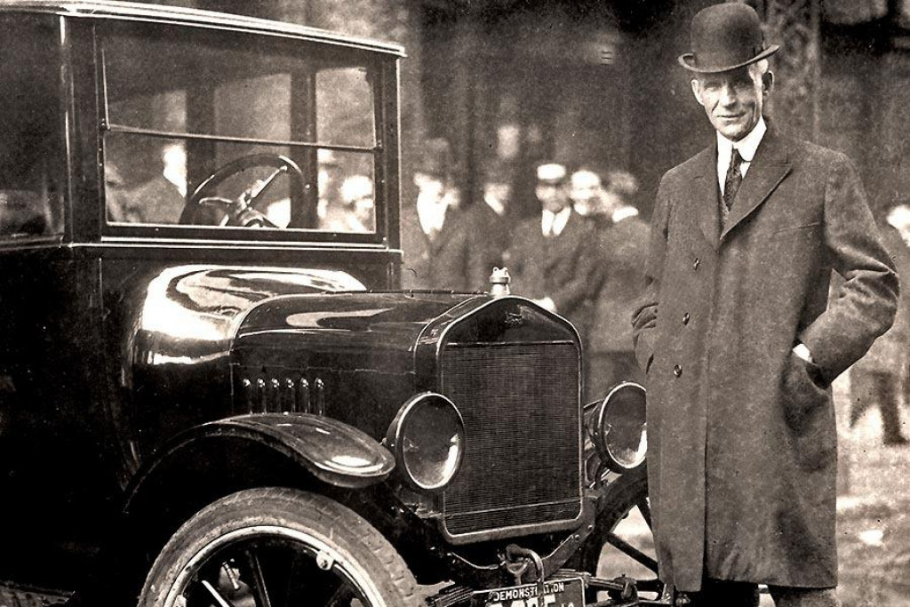 Henry Ford na snímke z roku 1921 s najslávnejším automobilom, ktorý vyšiel z jeho továrne, Modelom T.