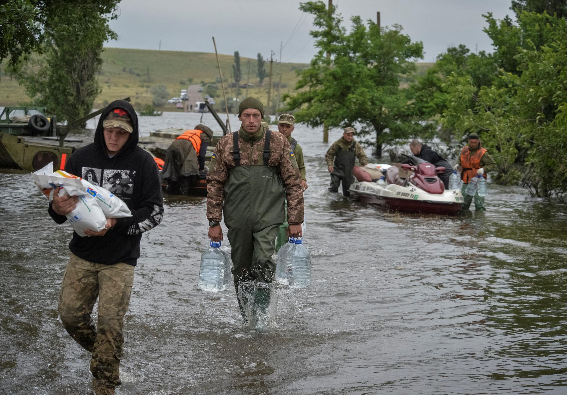 Záplavy po pretrhnutí Kachovskej priehrady si vyžiadali najmenej 28 obetí