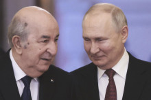 Ruský prezident Vladimir Putin a alžírsky prezident Abdal Madžíd Tabbún počas stretnutia v Kremli v Moskve. FOTO: TASR/AP