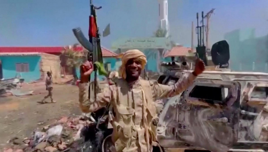 Člen síl RSF sa prechádza okolo zničeného veliteľského sídla protivzdušných obranných síl v Chartúme. FOTO: Reuters

