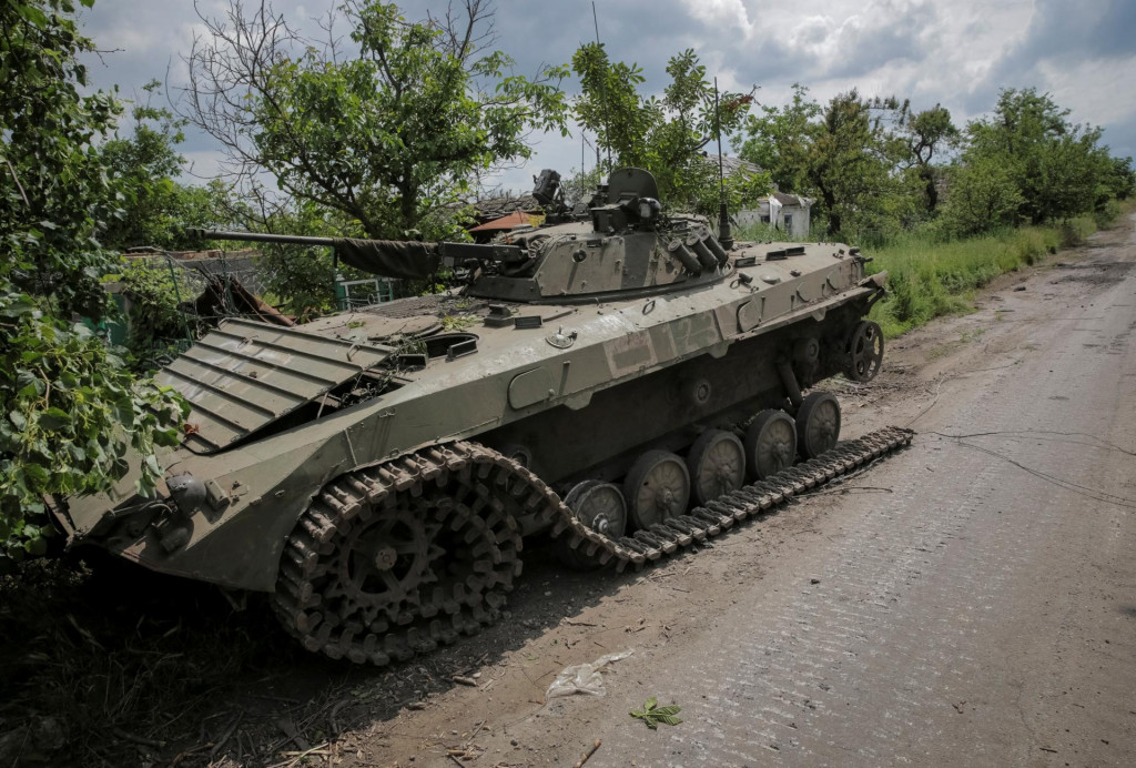 Zničené ruské obrnené vozidlo pechoty pri jedným z obcí oslobodených počas ukrajinskej protiofenzívy. FOTO: Reuters