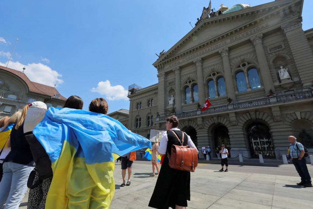 Demonštranti pred budovou švajčiarskeho parlamentu. FOTO: REUTERS