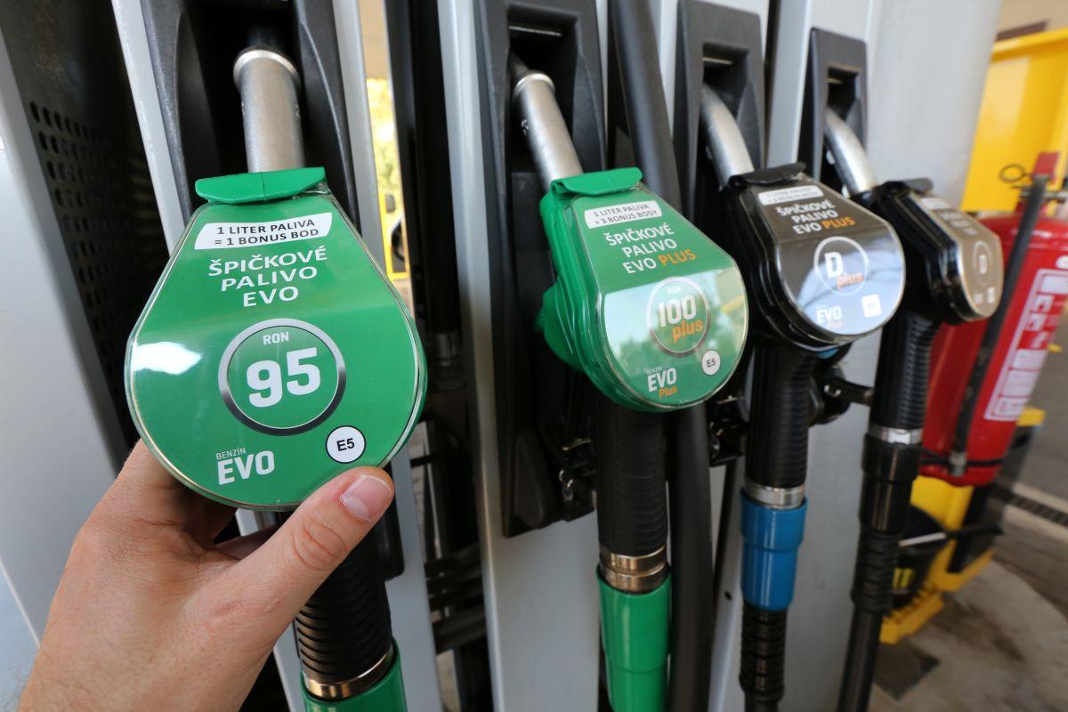 Ceny hlavných druhov pohonných látok na Slovensku opäť klesli, V Česku naopak pokračovali v raste