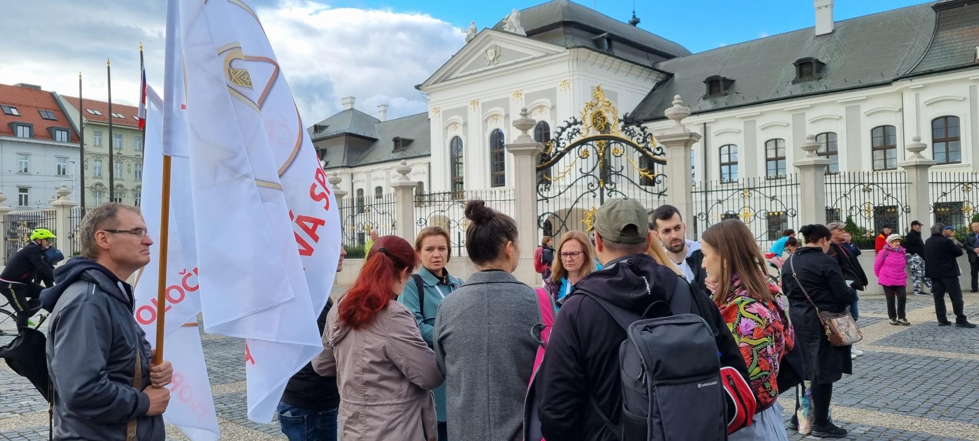 Rozmawiają o końcu świata, mają obcą Žannę, a także spotykają znajome osoby.  Policja ich ostrzega