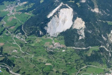 Švajčiarsku dedinu Brienz ohrozuje gigantická skala. FOTO: Twitter/Dave Petley