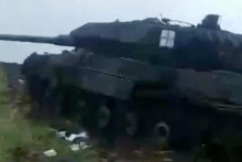 Tank nemeckej výroby Leopard zajatý ruskými silami v bitke s ukrajinskými silami. FOTO: Reuters/Russian Defence Ministry