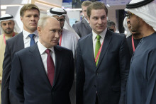 Ruský prezident Vladimir Putin a prezident Spojených arabských emirátov šejk Mohammed bin Zayed Al Nahyan sa zúčastňujú na medzinárodnom ekonomickom fóre v Petrohrade. FOTO: Reuters