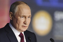Ruský prezident Vladimir Putin vystupuje s prejavom na ekonomickom fóre v Petrohrade. FOTO: TASR/AP
