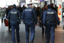 Nemecká polícia hliadkuje na Hauptbahnhof, berlínskej hlavnej železničnej stanici. FOTO: Reuters