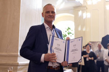 Martin Jančo pri prevzatí ocenenia TÜV SÜD Výnimočná firma