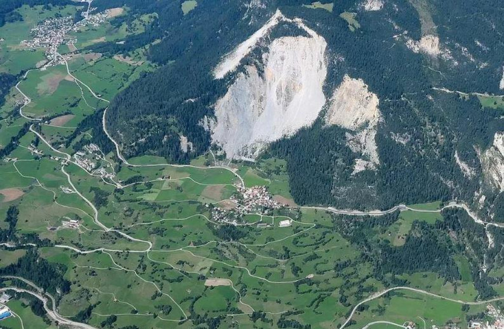 Švajčiarsku dedinu Brienz ohrozuje gigantická skala. FOTO: Twitter/Dave Petley