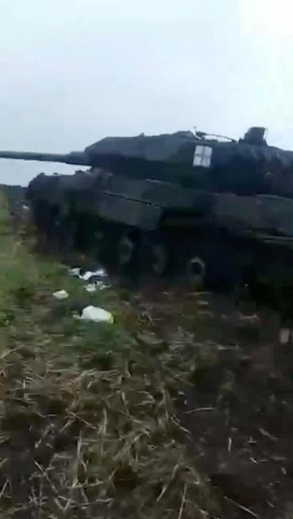 Tank nemeckej výroby Leopard zajatý ruskými silami v bitke s ukrajinskými silami. FOTO: Reuters/Russian Defence Ministry