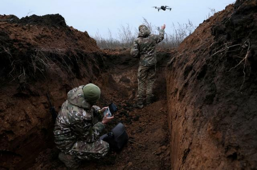 Ilustračn&aacute; fotograifa, dvaja vojaci 58. samostatnej motorizovanej pe&scaron;ej brig&aacute;dy ukrajinskej arm&aacute;dy uvoľňuj&uacute; dron na sk&uacute;&scaron;obn&yacute; let pri Bachmute. FOTO: Reuters