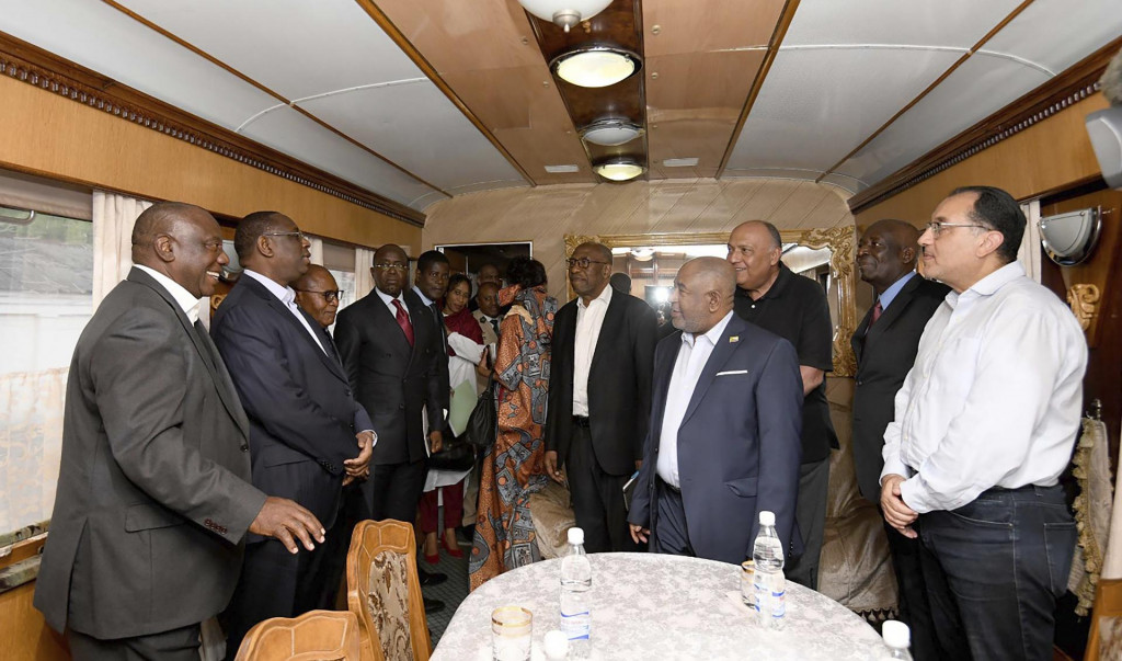 Juhoafrický prezident Cyril Ramaphosa (vľavo) s delegátmi počas cesty vlakom z Varšavy do Kyjeva. FOTO: TASR/AP