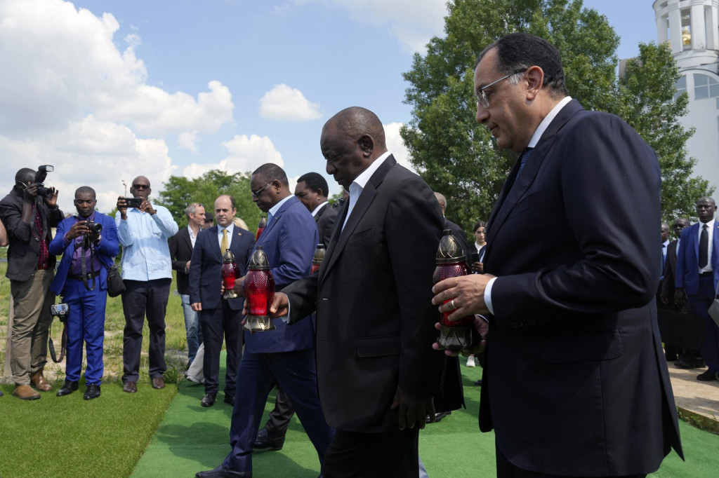 Juhoafrický prezident Cyril Ramaphosa (druhý vpravo), senegalský prezident Macky Sall (uprostred) a egyptský premiér Mustafa Madbuly (vpravo) sa zúčastňujú na spomienkovej slávnosti na mieste masového hrobu v Buči. FOTO: TASR/AP