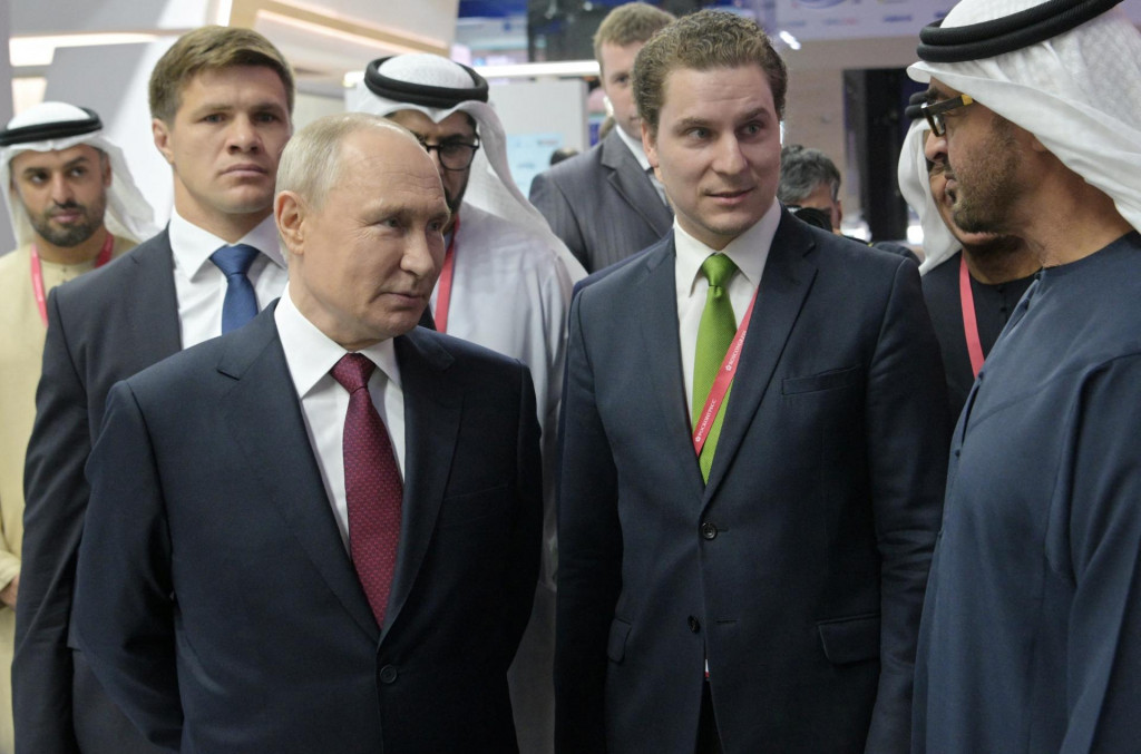 Ruský prezident Vladimir Putin a prezident Spojených arabských emirátov šejk Mohammed bin Zayed Al Nahyan sa zúčastňujú na medzinárodnom ekonomickom fóre v Petrohrade. FOTO: Reuters