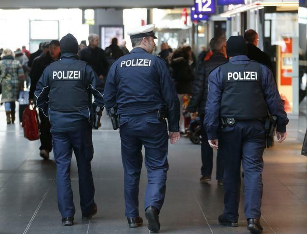 Nemecká polícia hliadkuje na Hauptbahnhof, berlínskej hlavnej železničnej stanici. FOTO: Reuters