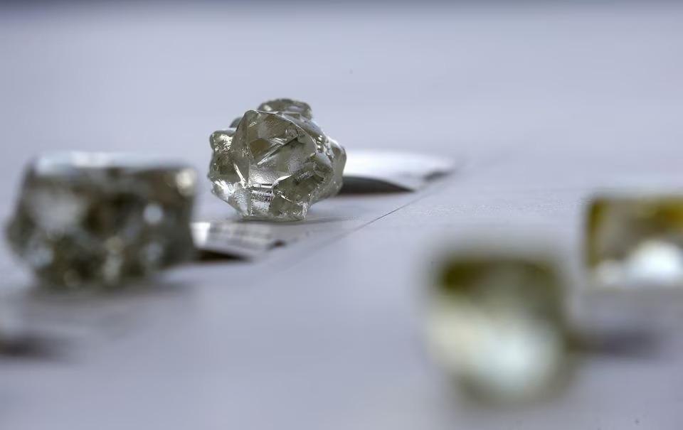 Zakáže Západ diamanty z Ruska? Na trhu vládne nervozita, Moskve s vývozom do sveta pomáhajú Indovia
